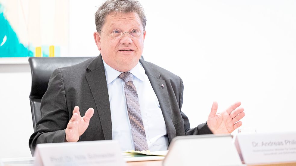 „Ich sehe in diesem Winter in Sachen Corona keinerlei Pflichten oder Verbote auf uns zukommen“, sagt Niedersachsens Sozial- und Gesundheitsminister Andreas Philippi (SPD) im Interview. Foto: Michael Matthey/dpa