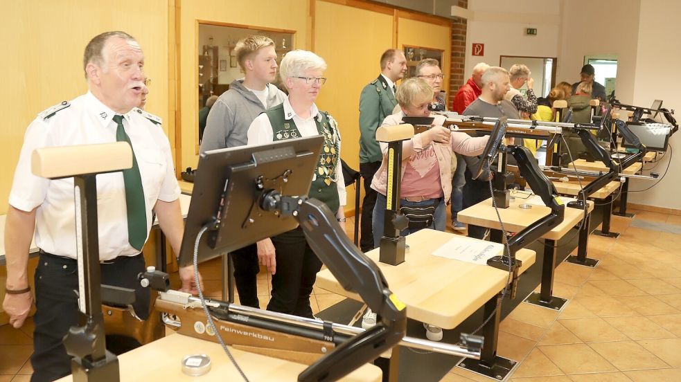 Zahlreiche Besucher nutzten am Dienstag, 3. Oktober, die Gelegenheit beim Tag der offenen Tür des Schützenvereins Sedelsberg, zu versuchen, ins Schwarze zu treffen. Foto: Passmann