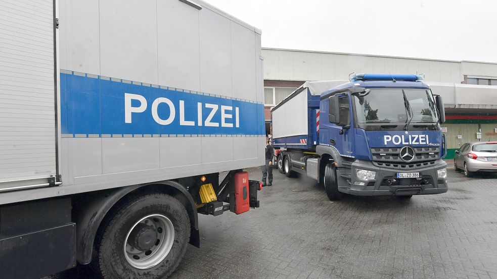 In mehreren Polizei-Lastern wurden die eingezogenen Gegenstände gesichert und abtransportiert. Fotos: Ortgies