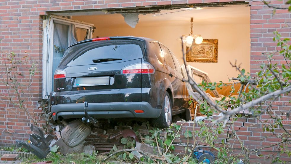 Die Polizei rückte am Donnerstag zu einem Unfall in der Gemeinde Wiefelstede aus. Foto: Markus Hibbeler/dpa