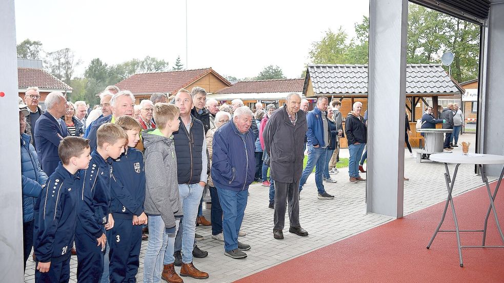 Auf die neue Arena waren viele Besucher sehr neugierig. Foto: Stromann