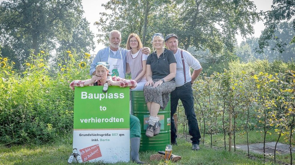 Ein Teil des Scharreler Spälkoppel-Ensembles in naturnaher Kulisse: kniend hinter dem Schild: Stephanie Mödden und (hinten, von links nach rechts): Heini Pörschke, Kerstin Hesenius, sitzend: Heike Büter-Block und Heinzi Wassermann. Foto: privat