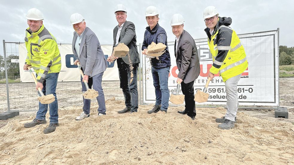 Symbolischen Spatenstich für das neue Speicherpumpwerk in Kneheim. Zum Spaten griffen (von rechts) OOWV-Projektleiter Tim Kammer, Stefan Krauß (OOWV-Regionalleiter im Landkreis Cloppenburg), OOWV-Geschäftsführer Karsten Specht, Lastrups Bürgermeister und OOWV-Vorstandsmitglied Michael Kramer, Ludger Frische (Erster Kreisrat im Landkreis Cloppenburg) und Bauleiter Bernd Keuter (Firma Schulte aus Haselünne). Foto: Poppen (OOWV)