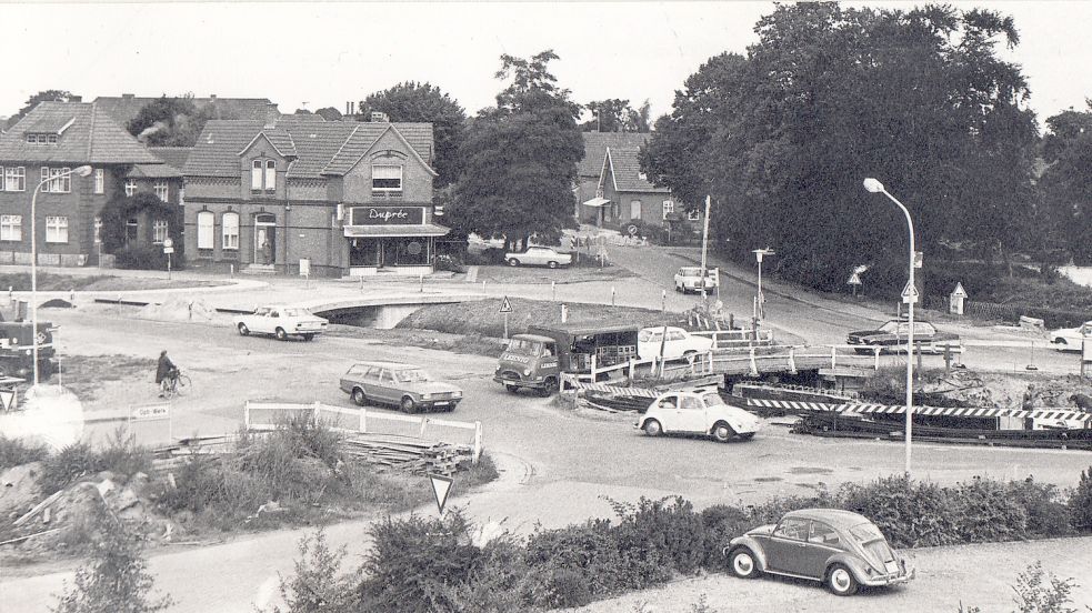 Bau des Westrhauderfehntjer Kreisels in den 1970er Jahren, im Hintergrund das Schuhhaus Duprée.