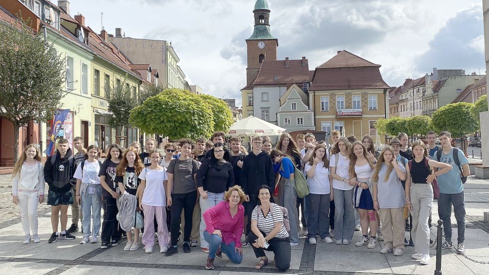 Natürlich stand auch ein Besuch in der Partnerstadt der Gemeinde Saterland, in Sroda Slaska auf dem Programm mit Gruppenbild auf dem Marktplatz. Foto: privat