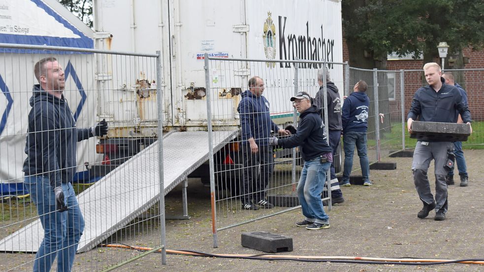 Mitglieder der Burlager Ortsfeuerwehr halfen am Freitag bei den Vorbereitungen.