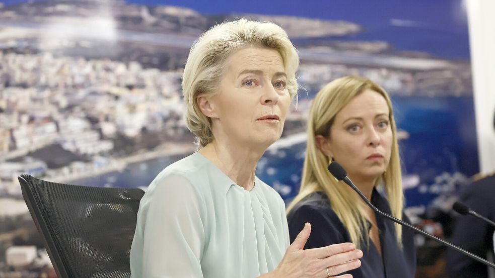 EU-Kommissionspräsidentin Ursula von der Leyen (links) hatte den Flüchtlingsdeal zusammen mit der italienischen Ministerpräsidentin Giorgia Meloni in Tunesien verhandelt. Foto: LaPresse/AP