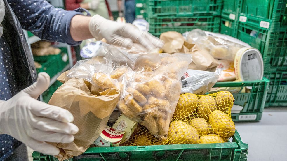 Tafeln geben Lebensmittel an Menschen mit wenig Geld ab. Der Andrang von Bedürftigen nimmt zu, Tafeln haben Wartelisten oder verhängen gleich Aufnahmestopps, sagt Tafel-Chef Andreas Steppuhn. Foto: Imago Images/Funke Foto Services