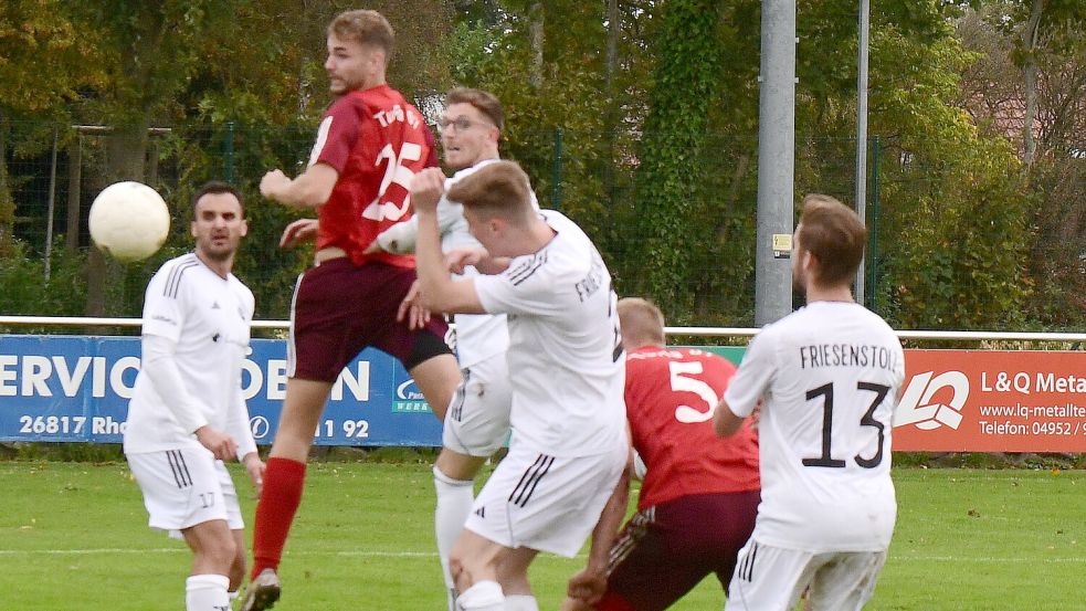 Hendrik Kuntze (rotes Trikot) trifft per Kopfballaufsetzer zum 4:2. Foto: Damm