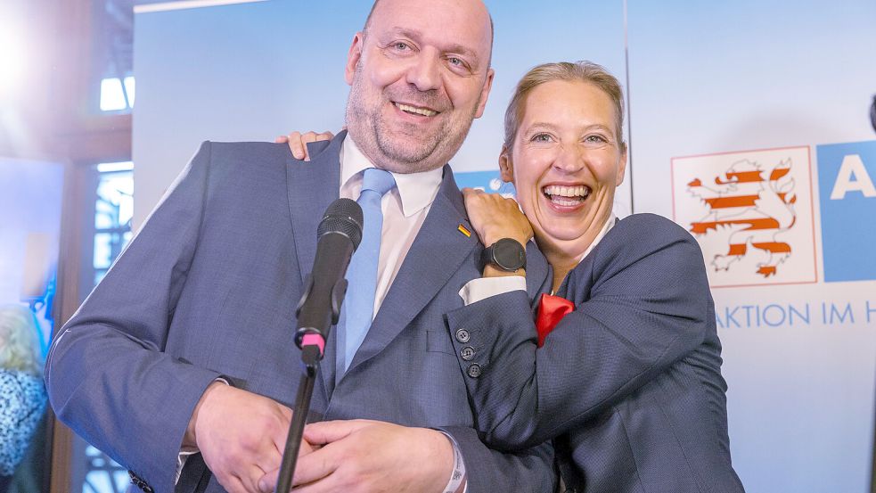 Robert Lambrou, Co-Landesvorsitzender der AfD in Hessen, und Bundessprecherin Alice Weidel jubeln über das Wahlergebnis. Foto: Helmut Fricke