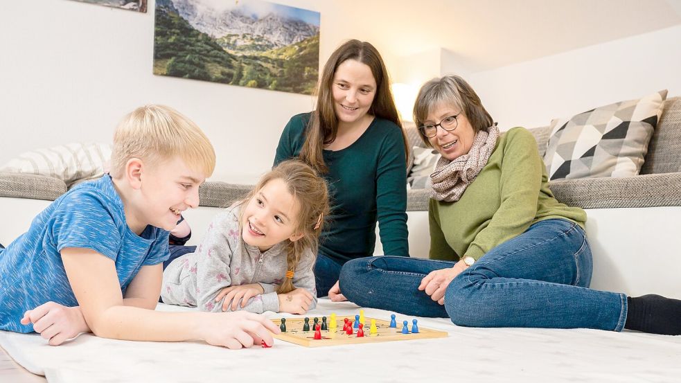 Brettspiele sind eine tolle Abwechslung, um Spaß an dunklen Winterabenden zu haben. Foto: Benjamin Nolte/dpa-tmn