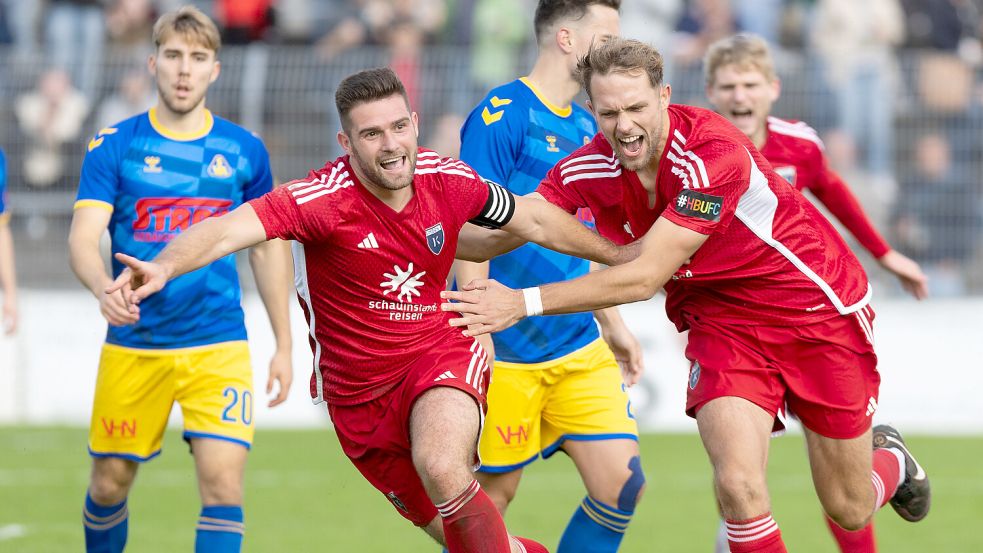 Mann des Tages: Nach seinem Treffer zum 2:0 ist Tido Steffens auch von Mitspieler Fabian Herbst nicht zu halten. Foto: Doden/Emden