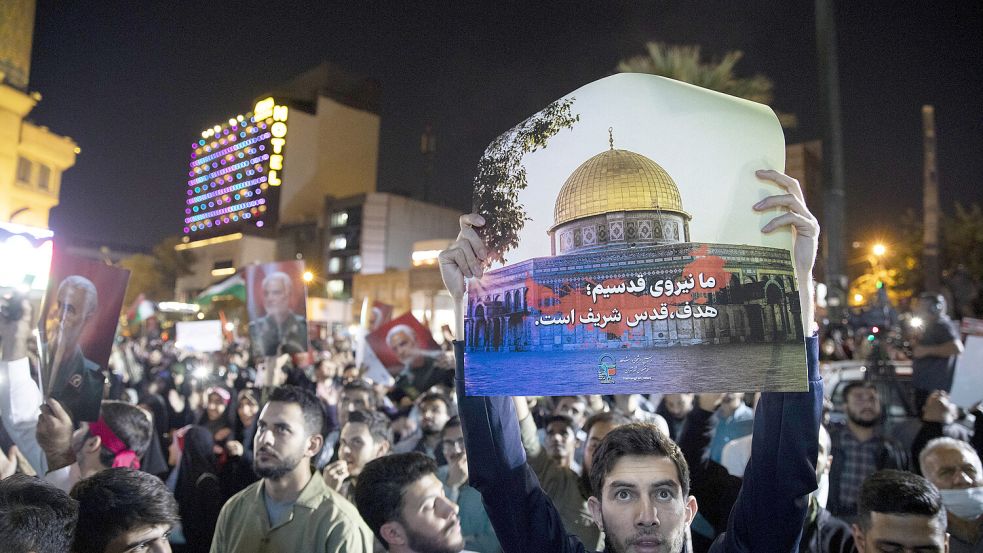Unterstützung von iranischen Staatsbürgern für Palästina. Ein iranischer Mann hält ein Poster, während den Feierlichkeiten, von der Al-Aqsa Moschee in Jerusalem hoch. Foto: imago images/ Pacific Press Agency