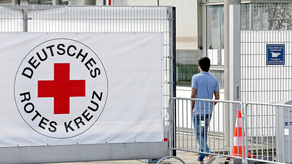 Das Deutsche Rote Kreuz betreibt in Deutschland zahlreiche Unterkünfte für Flüchtlinge. Der Wohlfahrtsverband bewirbt sich darum in Ausschreibungen. Foto: dpa/Jan Woitas