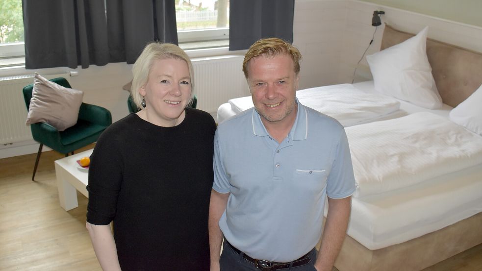 Silke Plaisir, Eigentümerin des neuen Hotels „Alte Navigationsschule“, und ihr Mann Niels stehen in einem der Zimmer, die seit Kurzem zur Verfügung stehen. Fotos: Zein