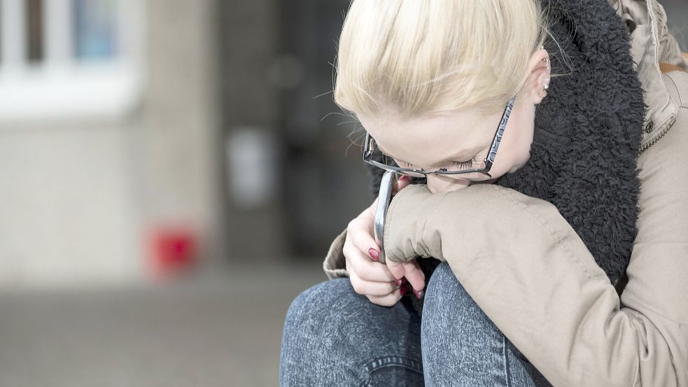 Frauen melden sich wegen psychischer Erkrankungen öfters krank als Männer. Foto: imago images/Cavan Images