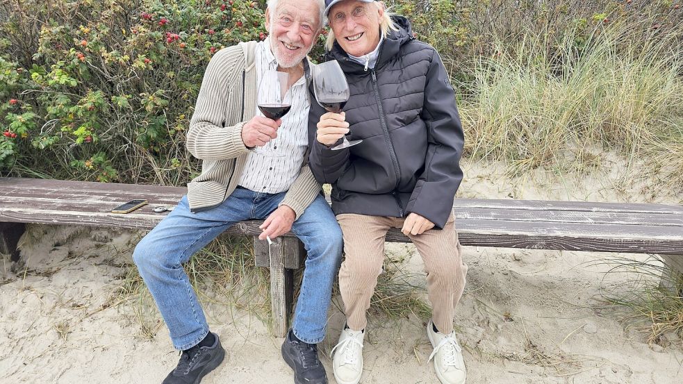 Mit randvollen Rotweingläsern auf Sylt: Didi Hallervorden und Otto Waalkes hecken im Restaurant Sansibar in Rantum gemeinsame Pläne aus. Foto: Wolfgang Barth