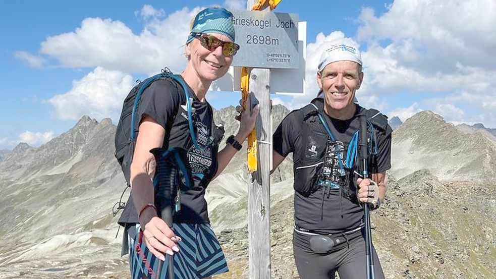Der „Transalpine Run“ verlangte Gina Lamberts und Rob van Goor einiges ab. Das Ehepaar aus Uplengen nahm sich dennoch auch Zeit für Erinnerungsfotos. Foto: Privat