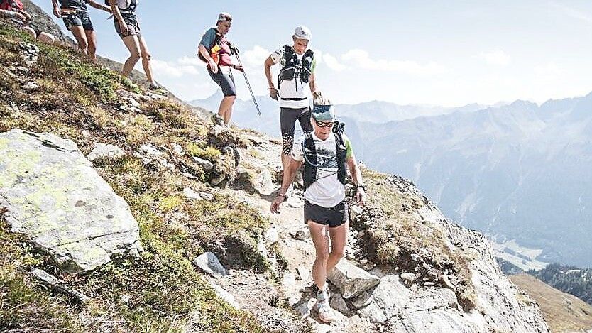 Es ging sehr hoch und wieder steil herunter. Vorne sind Gina Lamberts und Rob van Goor zu sehen. Foto: Sportograf.com