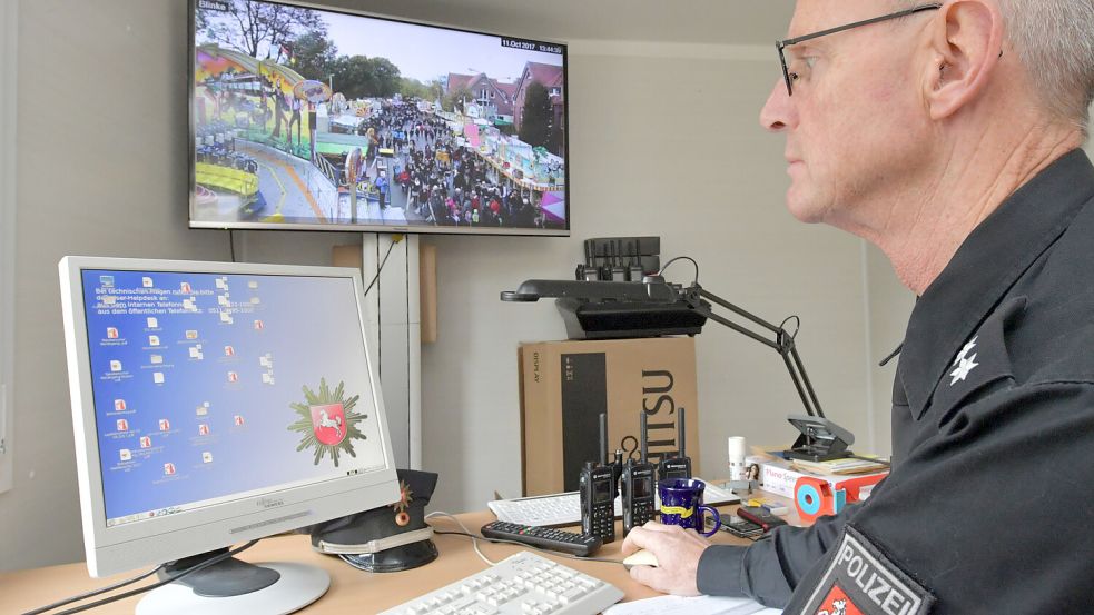 Über mehrere Kameras hat die Polizei von der mobilen Wache aus die größeren Wege auf dem Gallimarkt im Blick. Foto: Ortgies/Archiv