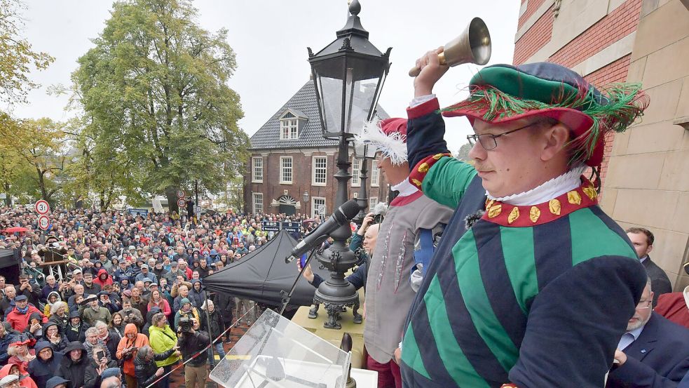 Die Glocke läutet: Beim Gallimarkt in Leer gibt es nicht nur viel zu sehen, sondern auch jede Menge zu hören. Foto: Ortgies