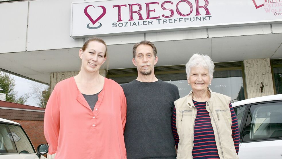 Im Tresor wird künftig geprobt. Darüber freuen sich (von links): Die Betreiber des sozialen Treffpunkts Patricia und Marcel Wolfswinkel sowie Steffi Pruin. Foto Hinderks