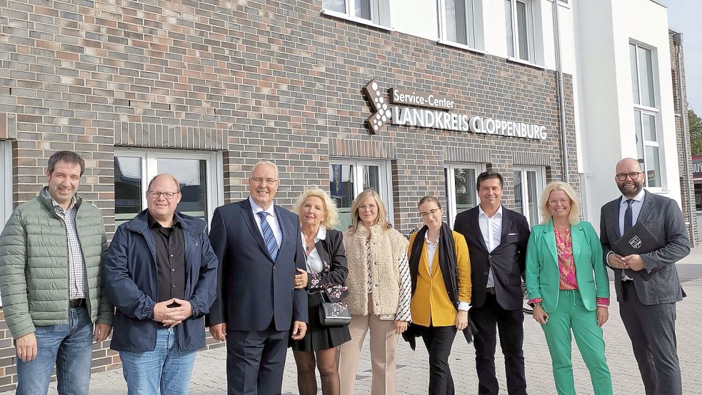 Freuten sich über die Einweihung des neuen Service-Centers (von links): Andreas Meyer und Stephan Tönjes (Bauunternehmen Tönjes & Meichsner), die Bauherren Robert und Ingrid Berghaus, Jasmin Missal (T&M), Dr. med. Julia Berghaus und José Antonio Perez Jimenez (Familie Berghaus) sowie Sabine Uchtmann (Leiterin des Straßenverkehrsamtes) und Landrat Johann Wimberg. Foto: Sascha Rühl / LK Cloppenburg