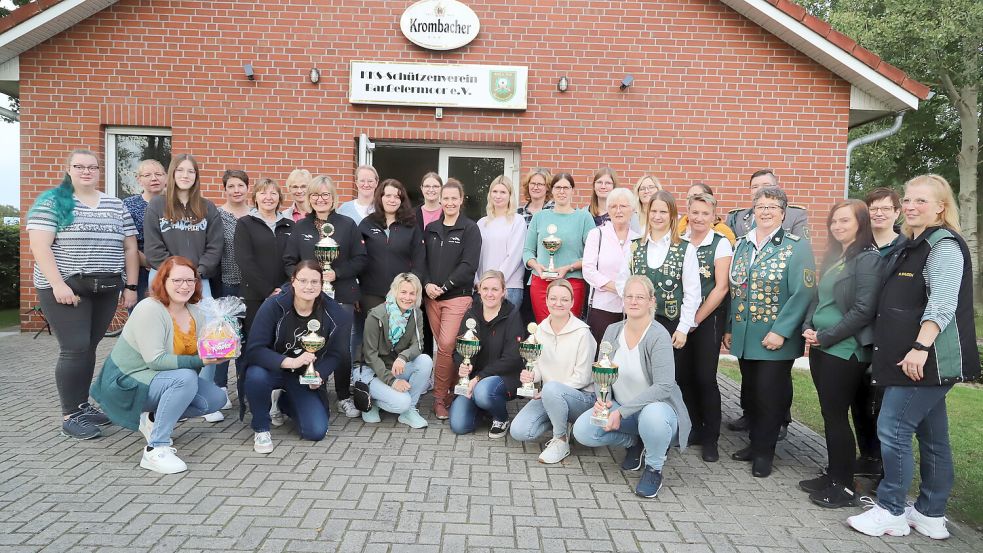 Sie freuten sich über die Pokale, die Gewinnerinnen des Kreisdamenwanderpokalschießens in Barßelermoor. Foto: Passmann