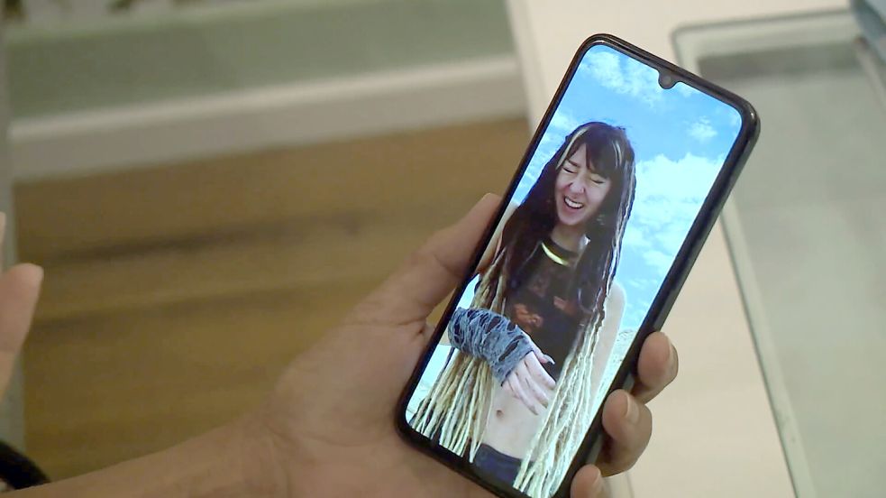 Ein Foto der 22-jährigen Shani Louk. Noch immer fehlt von der jungen Frau jede Spur. Ihre Mutter glaubt, dass sie lebt. Foto: dpa/TNN/David Pichler