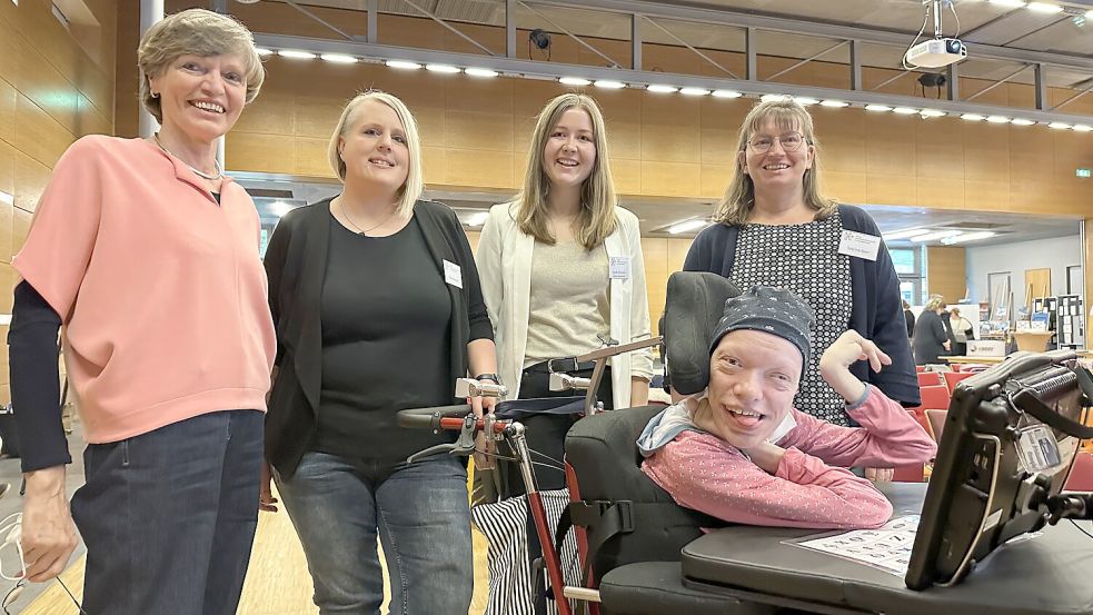 Berichtete per „Talker“ über ihre Erfahrungen: Marion Tapken aus Garrel (vorne) mit (von links) ihrer Mutter Paula, den Fachtag-Organisatorinnen Rike Mastall und Sarah Wessels sowie Referentin Sabrina Beer (von links). Foto: Wimberg