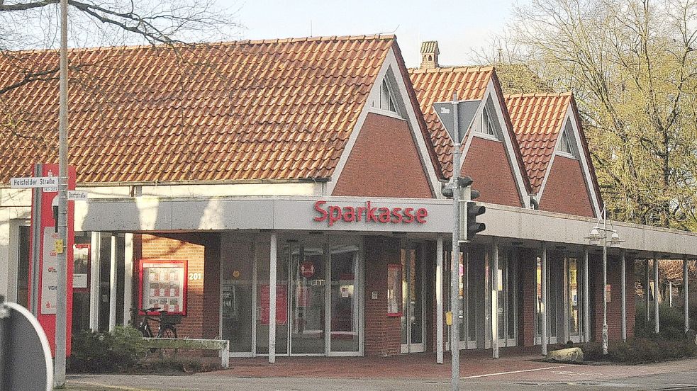 Das Gebäude der Sparkasse in der Heisfelder Straße ist verkauft. Foto: Wolters/Archiv