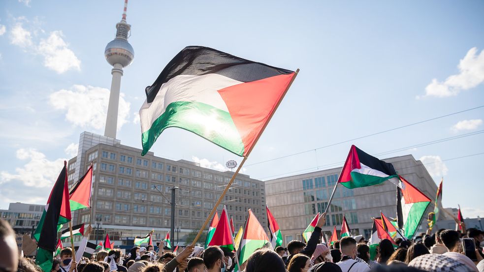 Bei einer Menschenansammlung in Berlin sollen auch Palästinenser-Flaggen gezeigt worden sein. Foto: dpa/Christoh Soeder