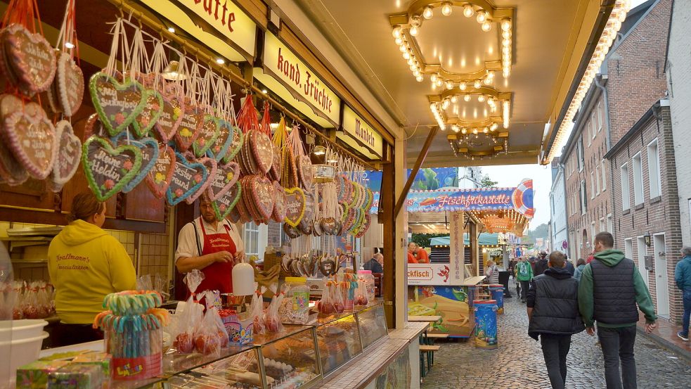 Es ist wieder Gallimarkt! Noch bis Sonntagabend geht der Rummel in der Leeraner Altstadt, das größte Volksfest auf der ostfriesischen Halbinsel. Zehntausende von Gästen erwartet die Kreisstadt zum Bummel über‘n Rummel. Foto: Fertig