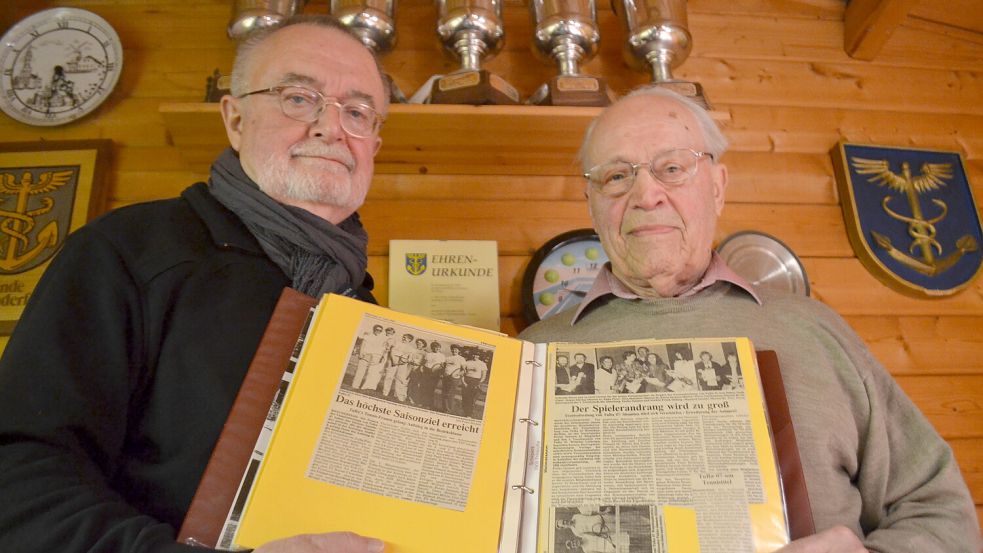Jörg Furch (links) und Günther Graepel gehörten 1978 zu den Gründungsmitgliedern der Tennisabteilung von TuRa 07 Westrhauderfehn. Auf diesem Bild aus dem Jahr 2018 zeigen sie alte Zeitungsausschnitte. Archivfoto: Zein