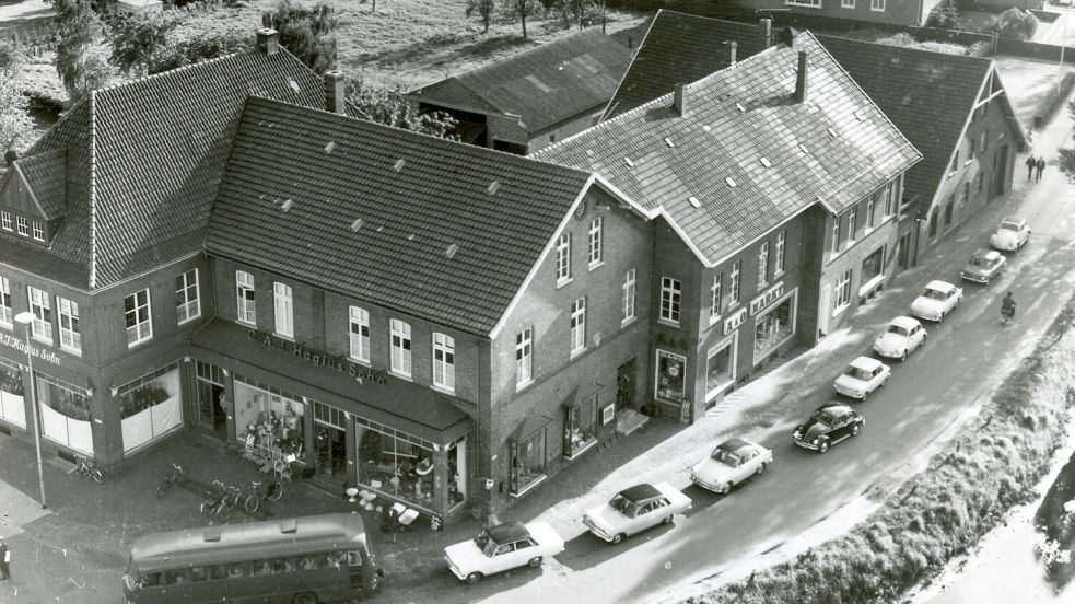 Das Kaufhaus Hagius auf der Ecke 1. Südwieke/Rajen in Rhauderfehn. Günther Graepel war der letzte Geschäftsführer, bevor das Geschäft 1970 geschlossen wurde. Archivfoto: GA