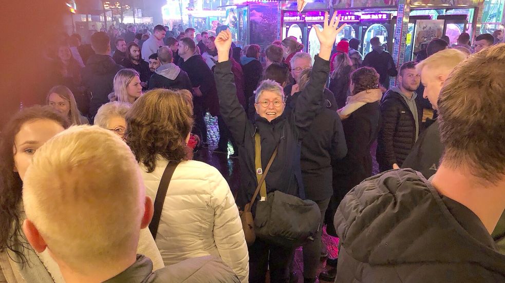 Können Sie die kleine Frau mal nach vorne lassen? Am Firmenabend ist am Hühnerstall ganz schön was los und sie will doch Bier holen. Foto: Ortgies