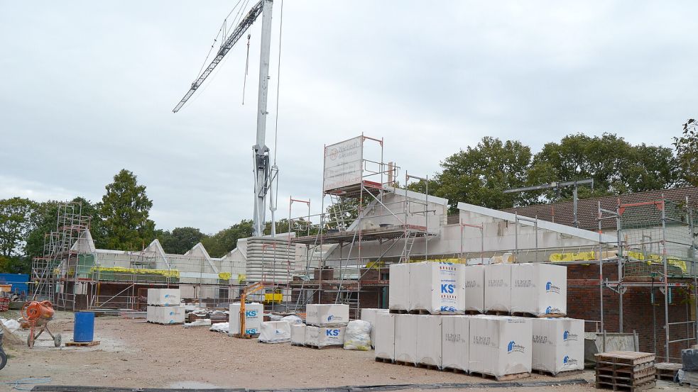 Der Neubau der Colllinghorster Grundschule Overledinger Geest wächst empor. Wenn alles gut mitläuft, kann dort zum Schuljahr 2024/35 der Schulbetrieb starten. Foto: Fertig