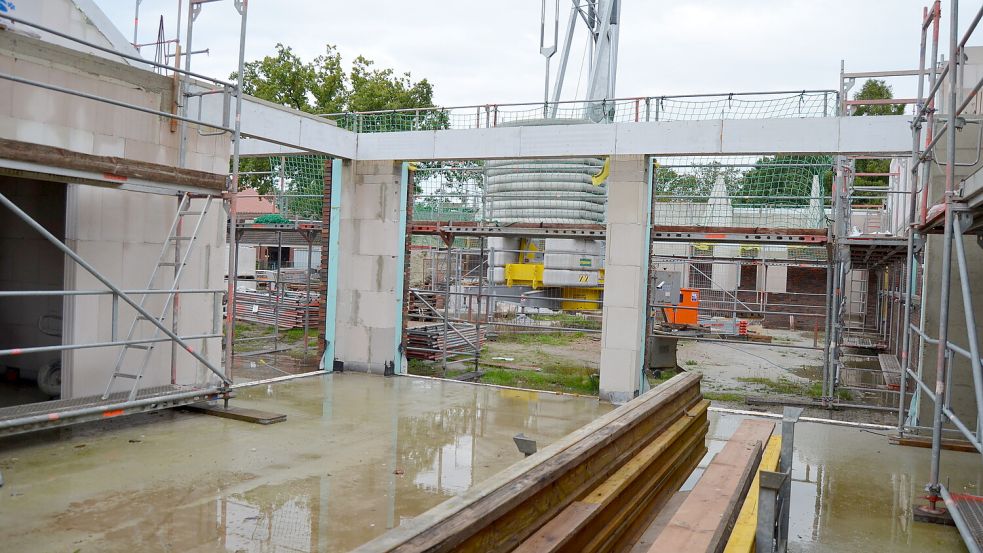 Hier entsteht die künftige Mensa des Schulneubaus. Sie kann mit der rechts anschließenden Aula zu einem großen Veranstaltungssaal verbunden werden. Foto: Fertig