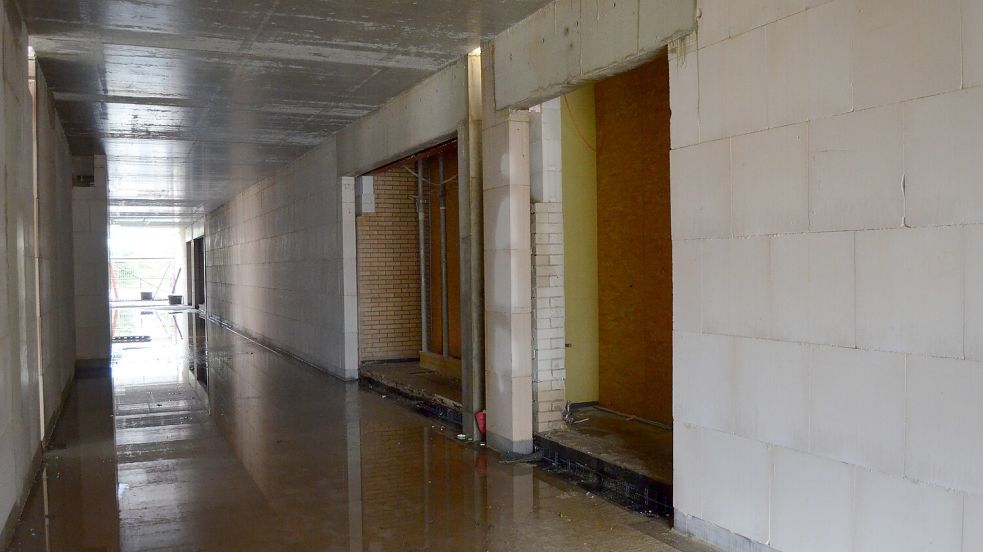 Der 5,6 Millionen Euro teure Neubau schließt sich an den stehengebliebenen Teil des 1966 als Mittelpunktschule errichteten Altbaus an. Foto: Fertig