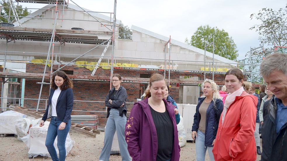 Nach dem feierlichen Akt ging die Festgemeinde durch den Rohbau in die Mensa, wo ein Imbiss angerichtet war. Foto: Fertig