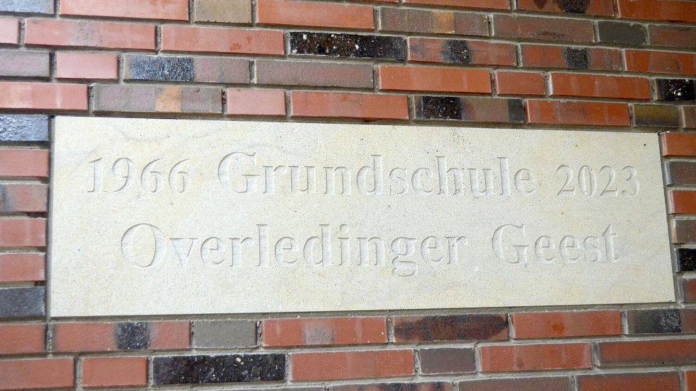 Der neue Grundstein, der in die Wand eingelassen ist, trägt zwei Jahreszahlen: 1966 als das Jahr, in dem in Collinghorst die damalige Mittelpunktschule gebaut wurde, von der ein Teil noch als Grundschule steht, sowie 2023 als Jahr des aktuellen Neubaus. Foto: Fertig