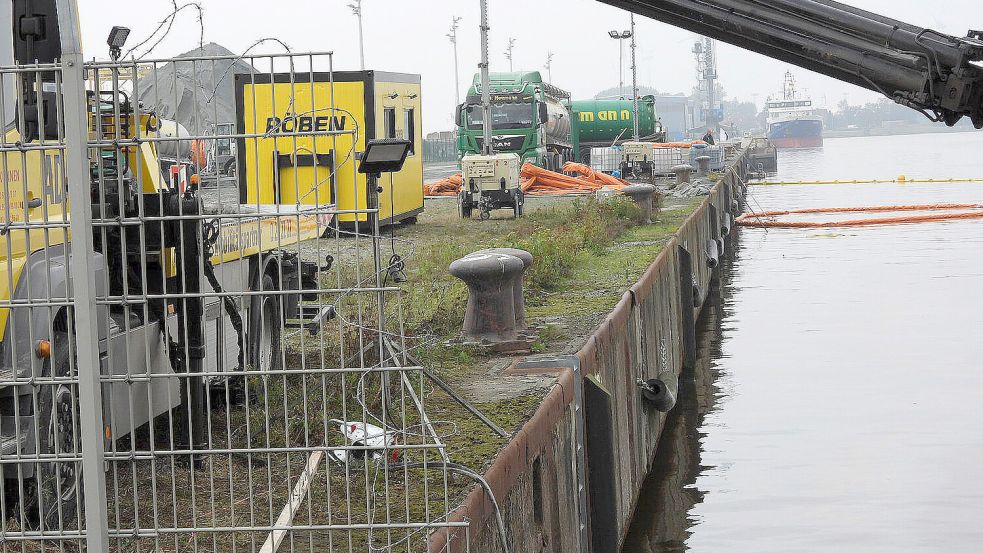 Havarie-Platz Südkai: Wo jetzt noch vorsichtshalber Ölsperren auf dem Wasser schwimmen, soll bald das Wrack geborgen werden. Foto: F. Doden