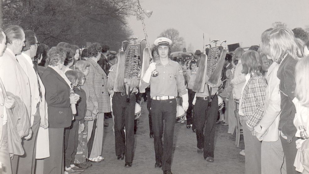 1974 lief der Spielmannszug Flachsmeer angeführt von Tambourmajor Anneus Sangen auf dem heutigen Ostfriesland-Wanderweg von Ihren nach Rhauderfehn. In dem Jahr war der Schienenverkehr auf der Strecke eingestellt worden. Foto: privat