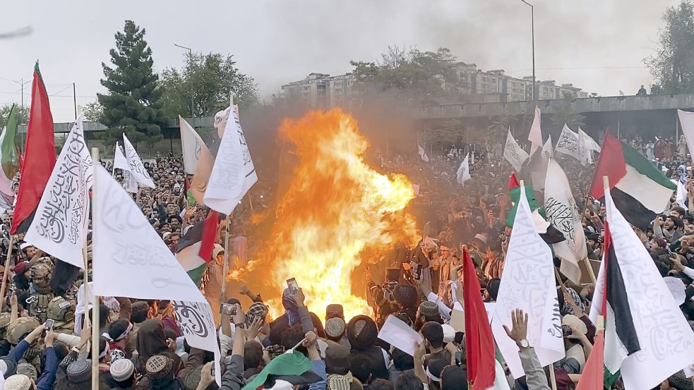 Die USA wollen seit 20 Jahren den Nahen Osten befrieden und den Terror besiegen – und sind gescheitert. Die Region steht an vielen Stellen in Flammen, so wie hier in Afghanistan, wo amerikanische Flaggen verbrannt werden. Foto: dpa/AP/Siddiqullah Alizai