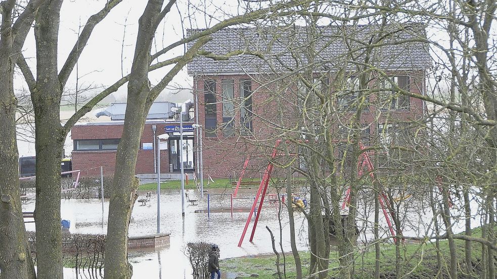 Der Spielplatz am Hafen von Jemgum stand stundenlang unter Wasser. Nun sitzt die Drainage voll Schlick. Foto: Wolters