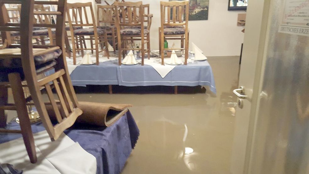 2016 stand das Wasser im alten Gebäude der Gaststätte "Luv up" in Jemgum nach einer Sturmflut fast einen halben Meter hoch. Foto: OZ-Archiv