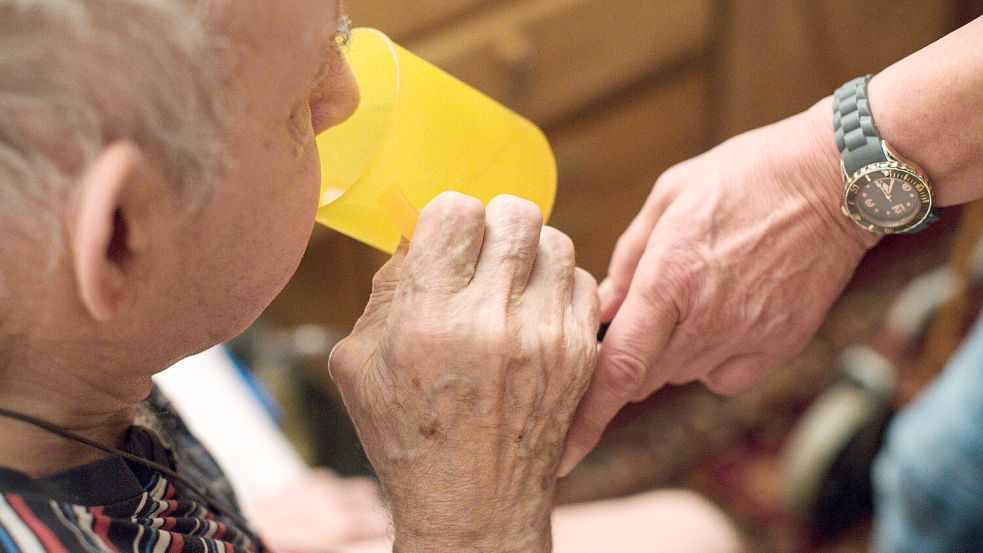 Kündigt der ambulante Pflegedienst, sind die Betroffenen so gut wie machtlos. Patientenschützer fordern, dass sich das ändert. Foto: dpa