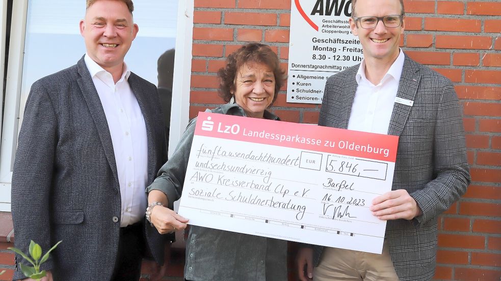 Damit die soziale Schuldnerberatung durch die AWO in Barßel fortgeführt werden kann, gab es einen Scheck von der Landessparkasse zu Oldenburg (von links): Frank Naber, Brigitte Siebum und Volker Raker. Foto: Passmann