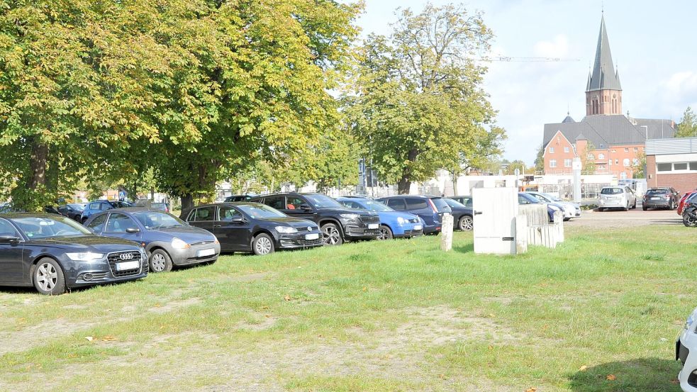 Der Untenender Marktplatz wird meistens als kostenloser öffentlicher Parkplatz genutzt. Foto: Schade