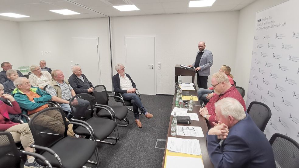 Landrat Johann Wimberg (stehend) gab rund 20 interessierten Bürgerinnen und Bürgern die Möglichkeit für Rückfragen im Bürgerforum. Dabei unterstützten ihn Kreisrätin Anne Tapken und Erster Kreisrat Ludger Frische (vorne). Moderiert wurde die Veranstaltung von Lars Cohrs. Foto: Sascha Rühl / LK Cloppenburg